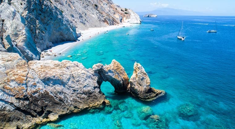 schönste Strände Griechenland: Türkisfarbenes Meer, weißer Strand, eingerahmt von einer Felskulisse - der Lalaria Beach auf der Insel Skiathos