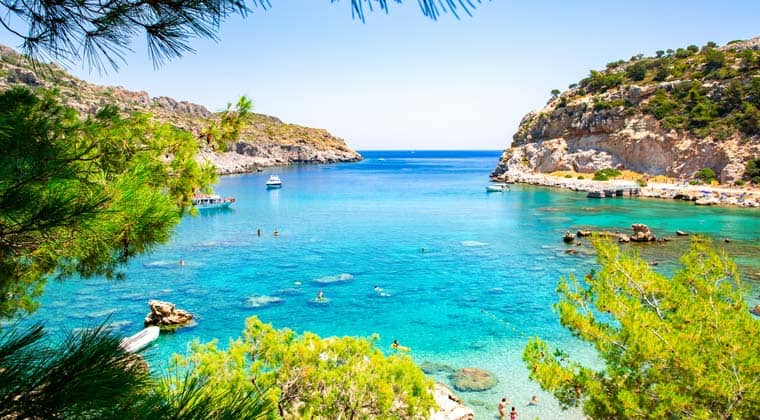 schönste Strände Griechenland: Die malerische Anthony Quinn Bay an der Ostküste der Insel Rhodos