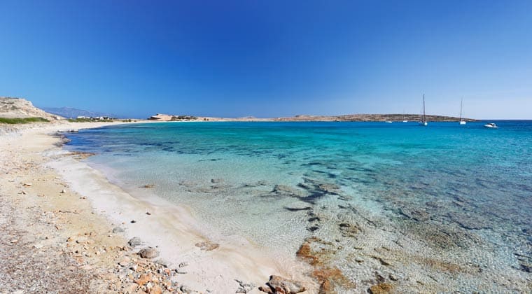 schönste Strände Griechenland: Blick auf die Bucht des Strandes Pori Beach auf der Insel Koufonissi