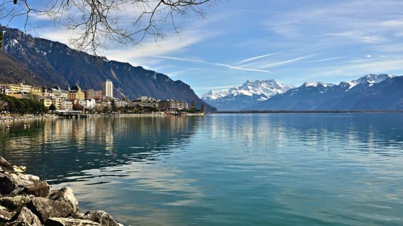 Blick auf den Genfer See mit Alpenpanorama