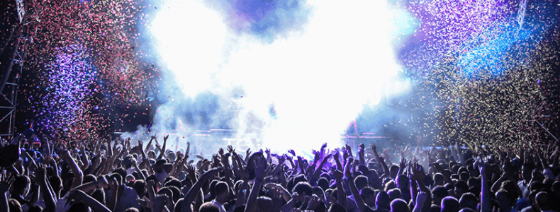 Auf Ibiza wird dein Traum von der Open-Air Party am Strand mit weltklasse DJs wahr.