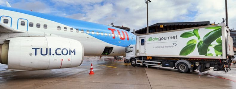 Ein Flugzeug aus der TUI fly Flotte wird von GateGourmet mit Verpflegung und Bordshopartikeln beliefert.