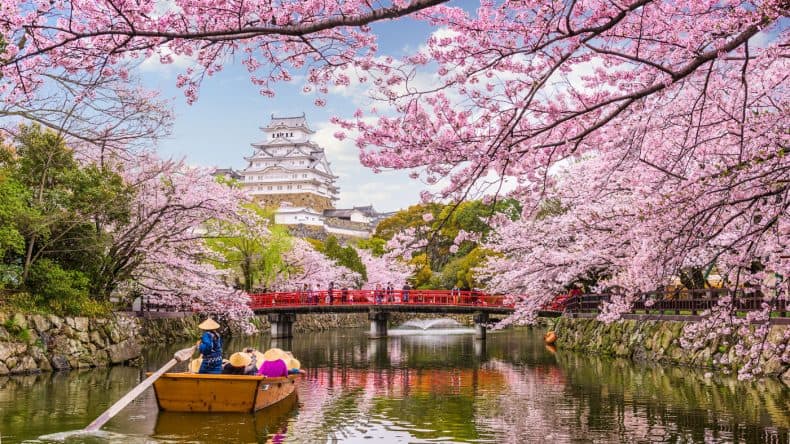 Zur berühmten Burg Himeji sind es etwa 1,5 Stunden Fahrt