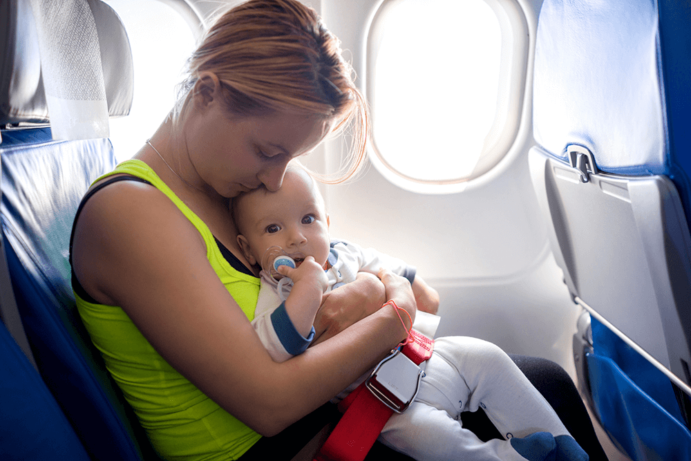 Fliegen mit Kindersitz - Das gibt es zu beachten - The Travel
