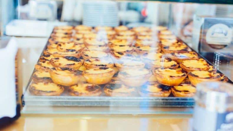 Da will man doch glatt zugreifen: Pastéis de Nata in der Manteigaria (Fotocredit: Thea Neubauer)