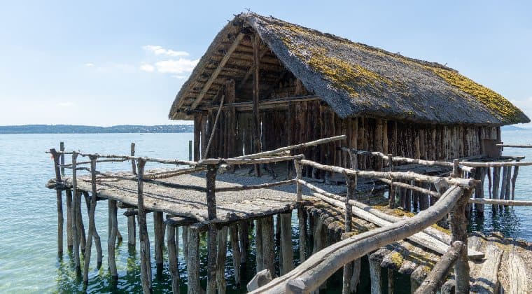 Haus auf dem Wasser im Pfahlbauten Museum in Unteruhldingen