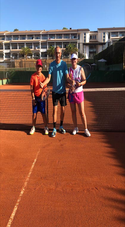 Der Tennislehrer Eduardo im Beachclub Font de Sa Cala auf Mallorca mit seinen Schülern