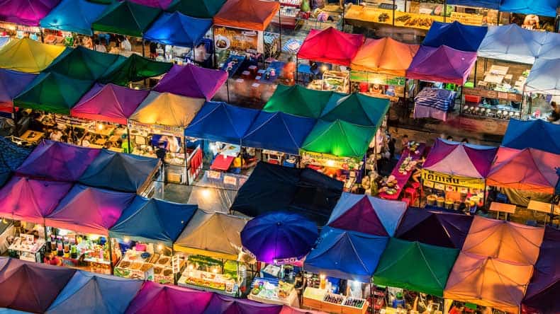 Blick auf die bunten Stände des Ratchada Nachmarktes, Bangkok, Thailand