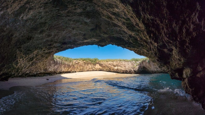 Blick durch einen Tunnel auf den Hidden Beach, Mexiko.