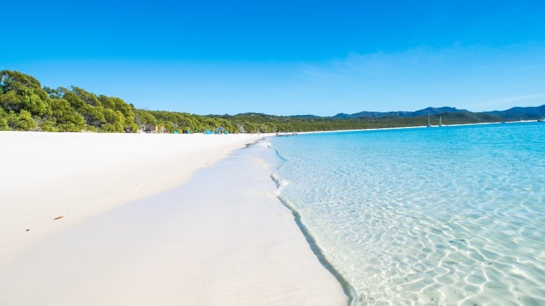 Blick auf den weißen, weiten Strand von Whitehaven Beach, Australien.