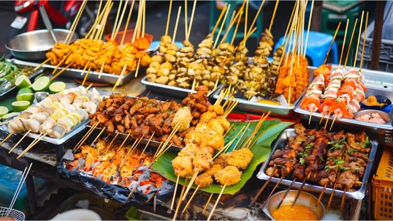 Blick auf eine leckere Auswahl an Bangkok Street Food