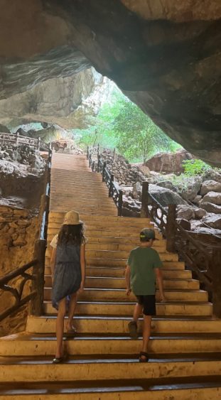 Blick auf die Treppe zum Affenberg in Thailand auf der Insel Phuket