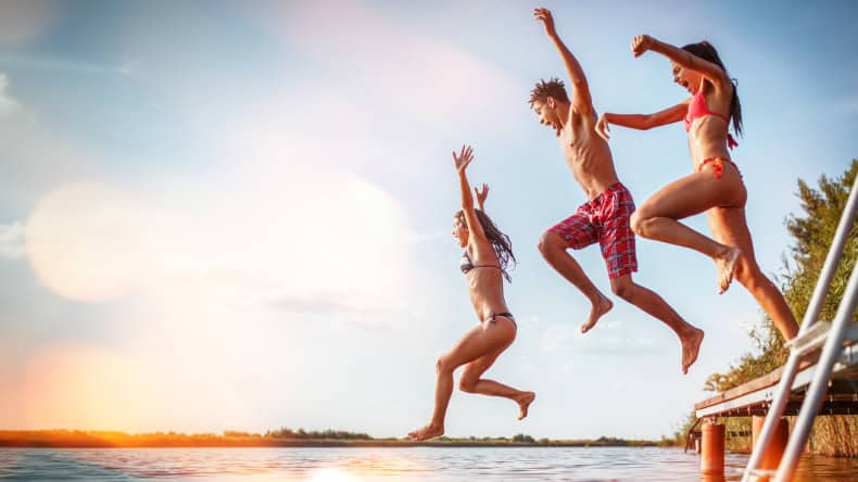 Strandbad: Vom Steg springen