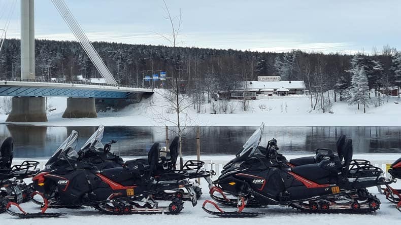 Schneemobile für eine Schneemobilsafari