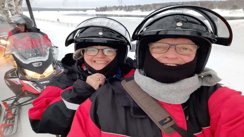 Schneemobiltour durch die verschneiten Wälder Finnlands.