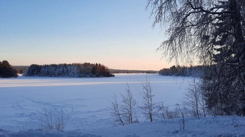 Wunderschöne Schneelandschaft in Rovaniemi in Finnland