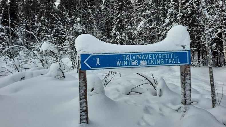 Wegweiser Wanderweg in Ouanasvaara Fjell in Finnland.