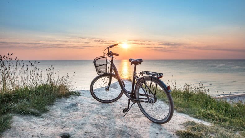 Fahrrad am Ostseestrand bei Sonnenuntergang