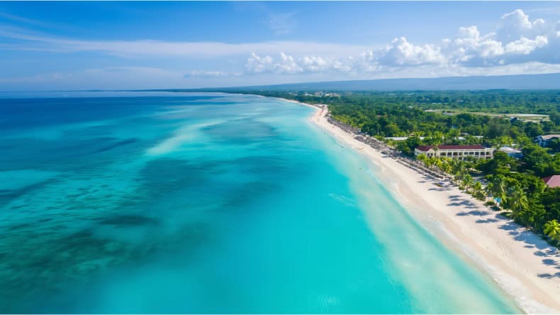 Blick von oben auf den Seven Mile Beach, Jamaica