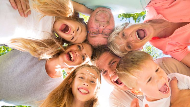 Urlaub mit der Großfamilie: Lachende Gesichter