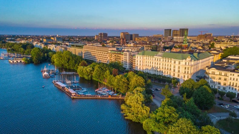 Blick auf das Atlantic Hotel in Hamburg und auf die Aussenalster