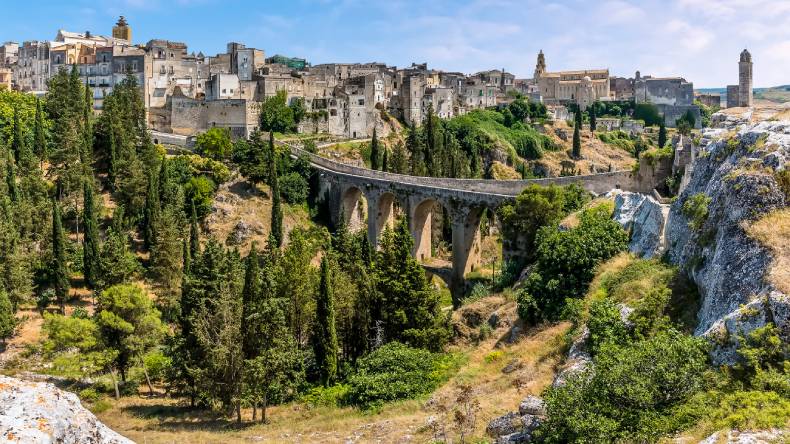 Blick auf die Aquäduktbrücke in Gravina, Puglia, Italien