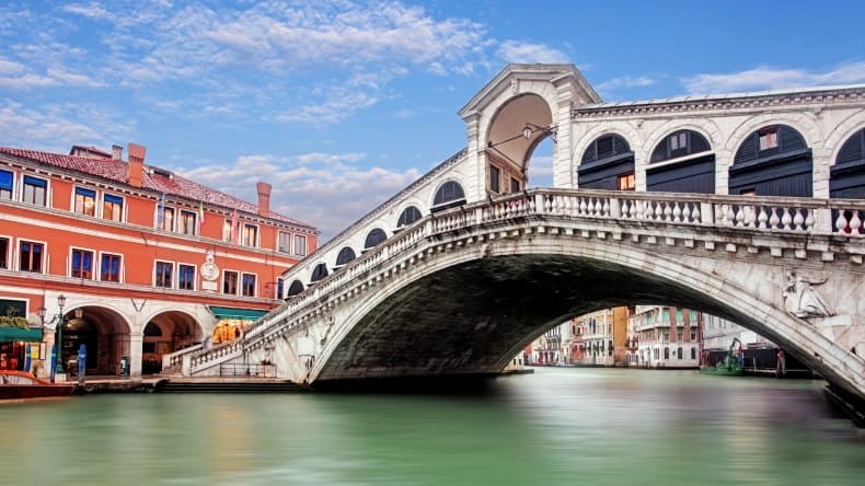 Blick auf die Rialtobrücke in Venedig, Italien