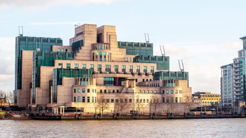 Blick auf das Secret Intelligence Service Building in London, England