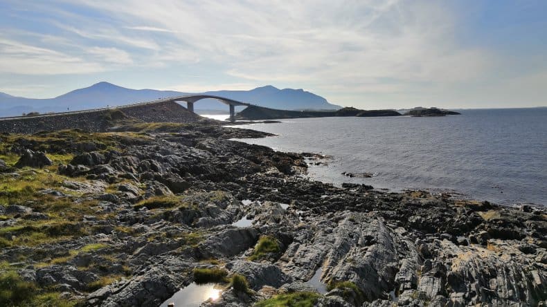 Blick auf die Storseisund-Brücke in Norwegen