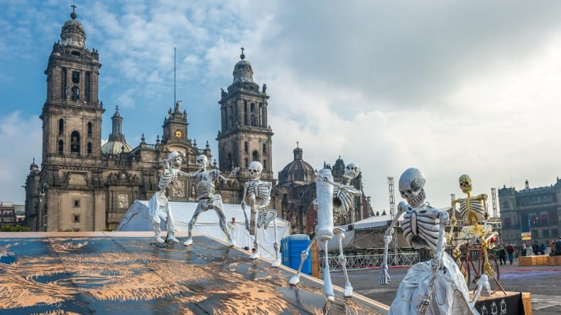 Blick auf Skelettfiguren, Totenfest in Mexiko-Stadt