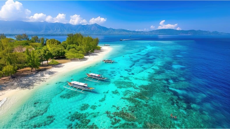 Blick auf Insel, Meer und Touristenboote, Gili Islands