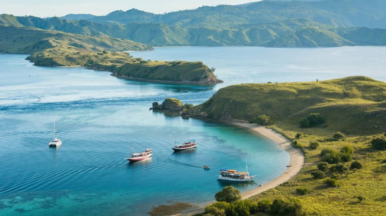 Blick auf die Gili Inseln und die Touristenboote bei Ankunft.