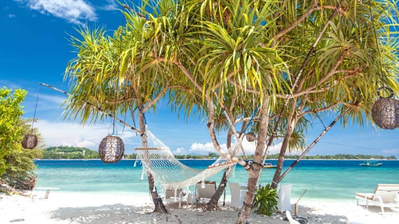 Blick aufs Meer, Palmen und Hängematte, Gili meno