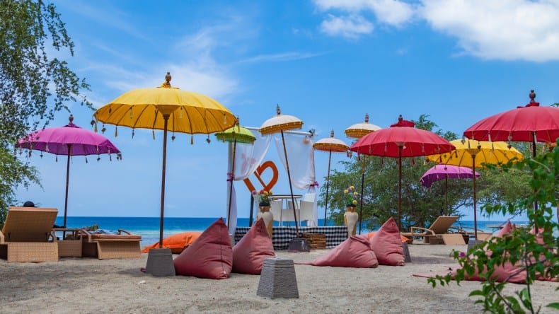 Wunderschöner Strand mit bunten Sonnenschirmen, Gili T.