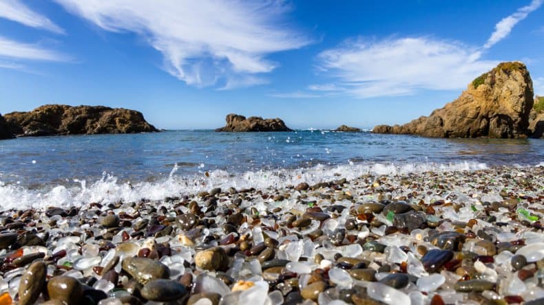 Strand mit Meerglas in Fort Bragg, Kalifornien, USA