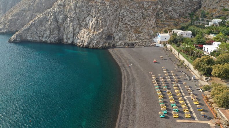 Schwarzer Strand Kamari Beach, Santorin, Griechenland