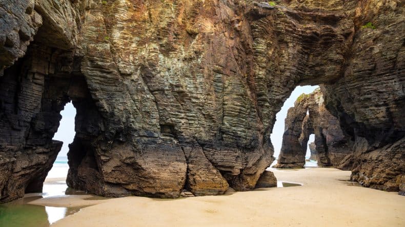 Klippenbögen Playa de las Catedrales, Galicien, Spanien