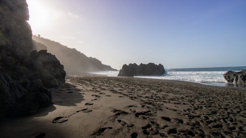 schwarzer Strand Playa de El Bollullo auf Teneriffa, Kanaren, Spanien