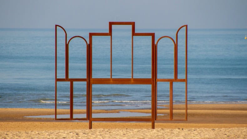 Skulptur "The Mystic Lamb" am Strand, Oostende, Belgien