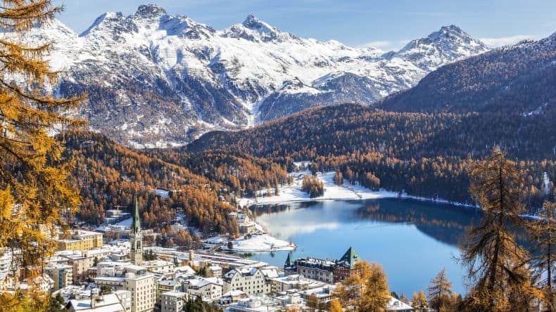 Blick auf das wunderschöne St. Moritz mit Bergen und See, Schweiz