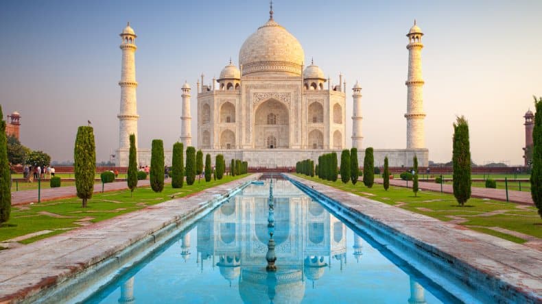 Schneeweiß und wunderschön - das Taj Mahal in Agra, Indien.