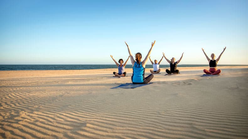 Sunset Yoga am Strand