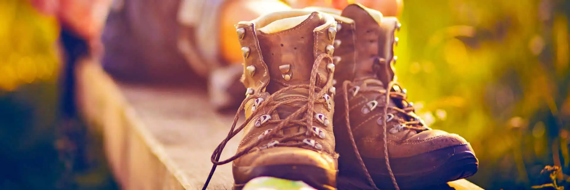 Wanderschuhe stehen auf einer Bank