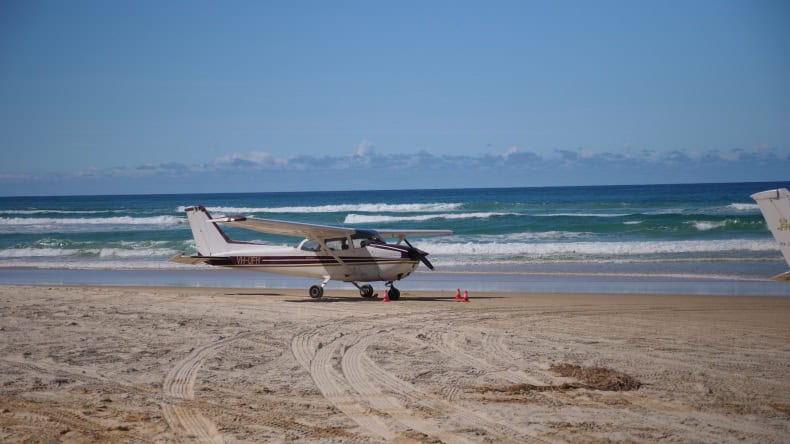 Kleines Flugzeug am Strand von K`gari, Australien