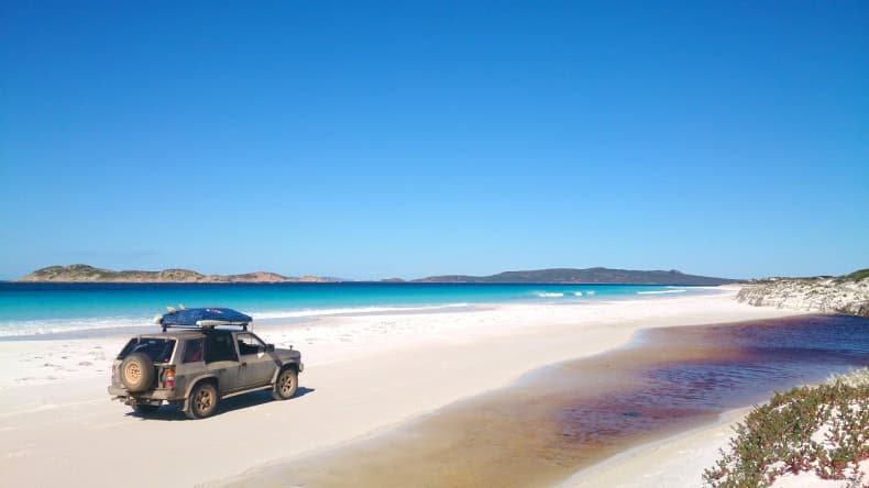 Auto am Strand von K`gari, Australien