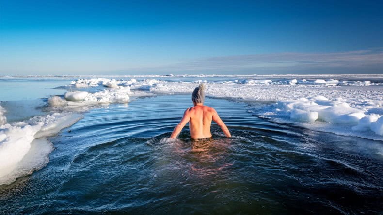 Mann am Eisbaden