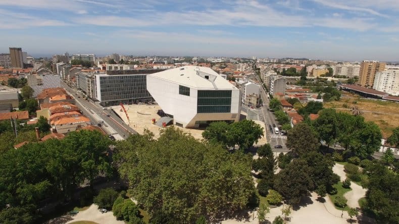 Blick auf das futuristische Gebäude der Casa da Música in Porto, Portugal