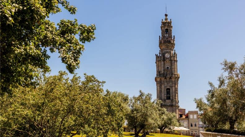 Blick auf den Clérigos-Turm in Porto, Portugal