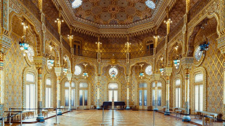 Arabischer Saal mit goldenen Wänden im Palácio da Bolsa, Porto, Portugal