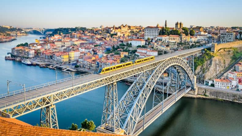 Blick auf die Brücke Ponte Dom Luís I in Porto, Portugal